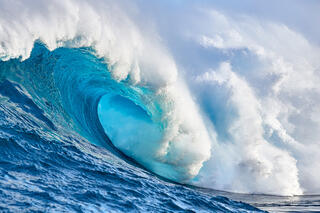 Why Ocean Wave Photography Makes the Best Metal Wall Art